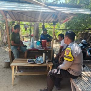 Bhabinkamtibmas Kelurahan Telaga Bertong Sambang Warga, Beri Imbauan Kamtibmas dan Sosialisasi TPPO