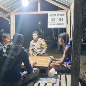 Bhabinkamtibmas Desa Banjar Laksanakan Sambang Pos Ronda, Jalin Kedekatan dengan Warga