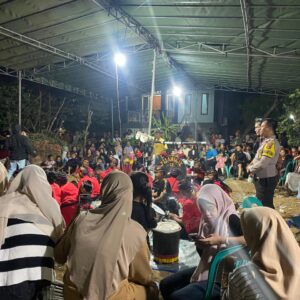 Bhabinkamtibmas Kelurahan Dalam Amankan Kegiatan Hiburan Rakyat