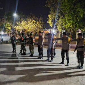 Patroli, Razia dan Sweeping Gabungan Polsek Woha dan Koramil Woha Berhasil Amankan Sebilah Parang dan 3 Botol Miras