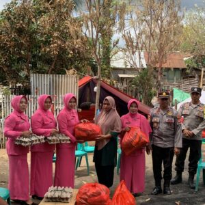 Kapolsek Hu’u bersama Bhayangkari Ranting Hu’u Salurkan Bantuan untuk Korban Kebakaran di Cempi Jaya