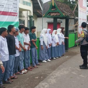 Bhabinkamtibmas Desa Mantar Sambang Sekolah, Edukasi Pentingnya Keselamatan.