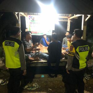 Patroli Dialogis Polsek Taliwang Cegah Kegiatan Negatif dan Sambang Pos Warga