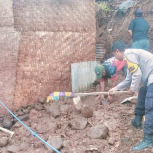 Bhabinkamtibmas Desa Mantun Bersama Warga Gotong Royong Bantu Warga Binaan Terdampak Korban Longsor