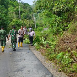 Personel Polsek Sekongkang Bersinergi dengan Koramil sekongkang Gelar Gotong Royong Bersihkan Jalan Pasca Hujan Lebat