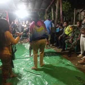 Sinergitas Bhabinkamtibmas dan Bhabinsa Amankan Hiburan Rakyat di Acara Pernikahan Warga Binaan