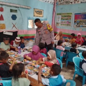 Bhabinkamtibmas Desa Pesa Dampingi dan Monitoring Penyaluran Program Makan Bergizi Gratis