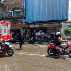 Pasca Banjir di Bali, Polisi Turun Bantu Warga Bersih-Bersih Lokasi Bencana