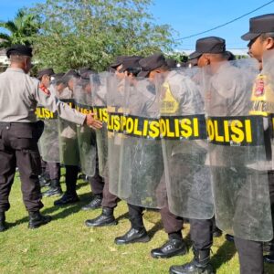 Personel Polres Sumbawa Barat melaksanakan pelatihan pengendalian massa
