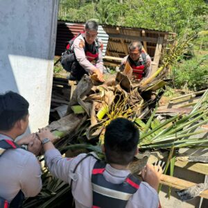 Polisi Bersama Aparat Gabungan Sigap Bantu Korban Banjir Suoh