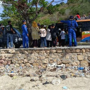 Satpolairud Polres Bima PAM Wisata, Menjamin Kenyamanan Masyarakat Yang Menikmati Libur Akhir Pekan di Pantai Kalaki