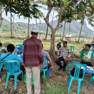 Bhabinkamtibmas Desa Kelanir Dampingi Petugas Puskeswan Register Hewan Ternak di Dusun Lawang Desa