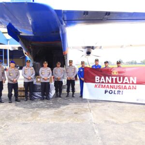 Polri Berangkatkan Bantuan Kemanusiaan ke NTT untuk Bantu Korban Banjir dan Longsor