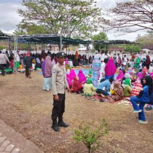 Amankan Tradisi dan Silaturahmi, Bhabinkamtibmas Terjun Langsung ke Acara HUT Desa Pernek ke-66