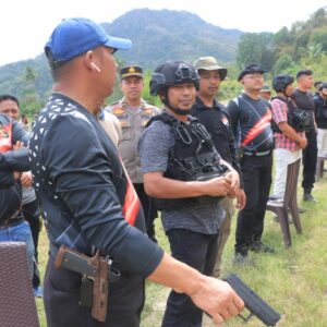Kapolres Sumbawa Barat Pimpin Latihan Menembak, Tekankan Profesionalisme Personel
