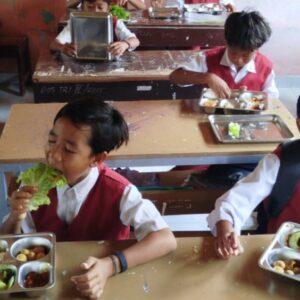 Program Makan Bergizi Gratis Dimulai di Sekotong Barat, Ratusan Siswa Terima Manfaat
