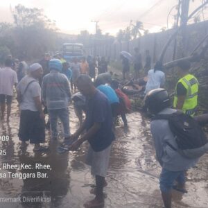 Sigap di Tengah Hujan Lebat, Personel Polsek Rhee Bantu Warga Atasi Banjir dan Pohon Tumbang