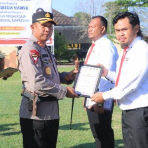 Polres Sumbawa Barat Apresiasi Personel Berprestasi dalam Upacara Hari Kesadaran Nasional