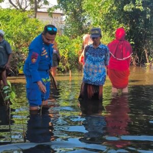 Ditpolairud Polda NTB Hijaukan Pesisir, Tanam 200 Pohon Mangrove di Pantai Kokoq Pedeq