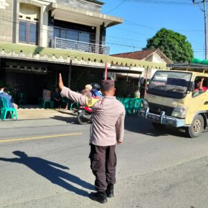BHABINKAMTIBMAS DESA SETELUK TENGAH BANTU PENGAMANAN DAN PELAYANAN DI RUMAH DUKA WARGA BINAAN