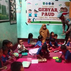 Pastikan Pendistribusian MBG Tepat Sasaran Bagi 6.446 Pelajar dan 447 Kelompok B3 , Polsek Madapangga Berlakukan Pengawalan Ketat