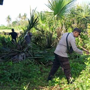 Indahnya Gotong Royong: Bhabinkamtibmas Desa Ai Kangkung Bersama Warga Lakukan Kerja Bakti di Pustu Balai Desa