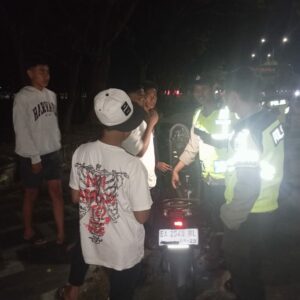 Polsek Taliwang Gelar Patroli Malam, Sasar Aktivitas Pemuda Guna Cegah Kegiatan Negatif