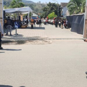 Personel Polsek Taliwang Amankan Jalannya Pawai Pekan Daerah KTNA ke-XVII dan Agro Expo 2025 di Sumbawa Barat