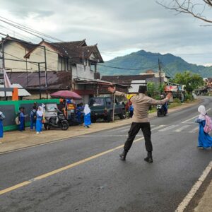 Polsek Taliwang Wujudkan Pelayanan Prima Melalui Pengamanan Lalu Lintas di Depan Sekolah