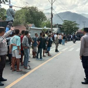 Kapolsek Kempo Kendalikan Situasi Aksi AMM di Dompu, Dialog Panas Berujung Damai