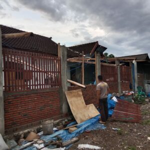 Polsek Jereweh Tanggap Bencana, Monitor Dampak Angin Kencang dan Hujan Deras