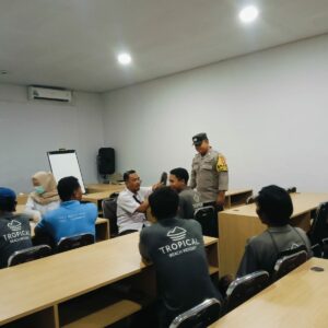 Bhabinkamtibmas Desa Sekongkang Bawah Dampingi Tim Kesehatan dalam Kegiatan Mobile Clinic di Hotel Tropical Sekongkang