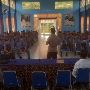 Polres Lombok Barat Gelar Penyuluhan Anti-Bullying di SMKN 1 Lembar