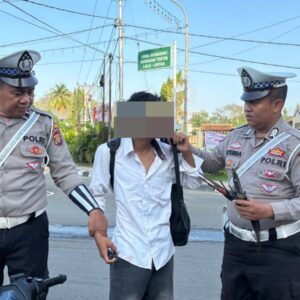 Personel Sat Lantas Amankan Pembawa Panah saat Rawan Pagi di Bima Kota