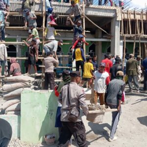 Personel Polsek Sape Gotong Royong Renovasi Masjid Bersama Warga