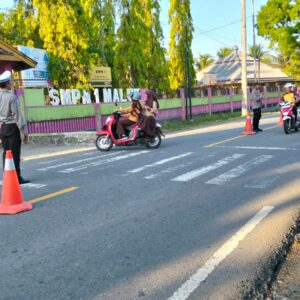 Hadir di Tengah Masyarakat, Polsek Maluk Tertibkan Lalu Lintas Pagi