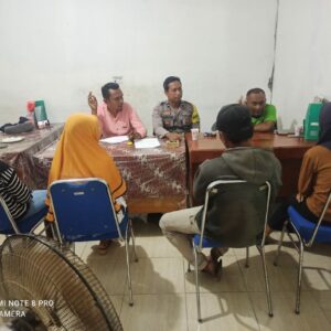 BHABINKAMTIBMAS DESA JAMBU MEDIASI KONFLIK WARGA HINGGA DAMAI