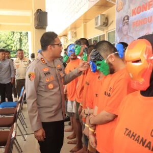 Pesan di Balik Topeng ‘Super Hero’ Para Tersangka Saat Konferensi di Polres Loteng. ‎ ‎