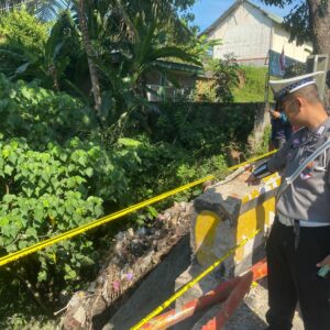 Sat Lantas Polres Loteng Olah TKP Laka Lantas Out Of Control di Pringgarata. ‎ ‎