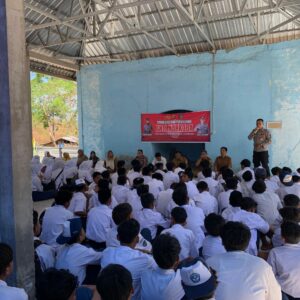 Polres Sumbawa Gelar Sosialisasi Bahaya Narkoba dan Kenakalan Remaja di SMPN 2 Moyo Hilir