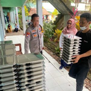 Bhabinkamtibmas Bonder Kawal Pendistribusian Makanan Bergizi Gratis, Sinergi Polsek dan Yayasan untuk Masa Depan Anak Bangsa
