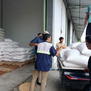 Polsek Gerung Kawal Distribusi 3,4 Ton Jagung Petani ke Bulog Mataram