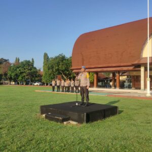 KABID PROPAM POLDA NTB SAMPAIKAN WHISTLE BLOWER SYSTEM DAN SP4N LAPOR SAAT APEL PAGI