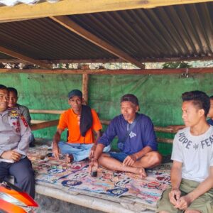 Polsek Wawo Gelar Jumat Curhat, Sosialisasikan Bahaya TPPO kepada Warga