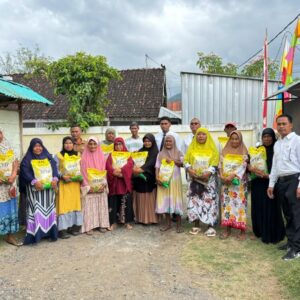 Tabur Kebaikan, Sat Intelkam Polres Bima Kota Berbagi Beras pada Warga Kurang Mampu