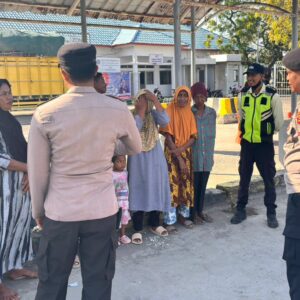 Personel Polsek Kawasan Pelabuhan Poto Tano Gelar Patroli Dialogis, Imbau Masyarakat Waspada dan Tertib