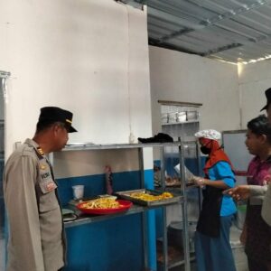Mendukung Program Pemerintah, Polsek Woha Laksanakan Monitoring Penyaluran MBG di Wilayah Hukumnya