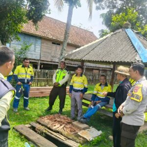 Bhabinkamtibmas Turun Langsung Dampingi Cek Air Bersih, Warga Tongo Apresiasi