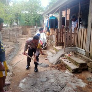 Bhabinkamtibmas Desa Woko Polsek Pajo Polres Dompu Aipda Munawir wujudkan kepedulian ikut Gotong Royong Bersama Warga Desa Woko