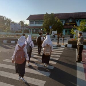 Wujudkan Tertib Berlalu Lintas, Polsek Tanjung Gelar Giat Rawan Pagi di Depan SMPN 1 Tanjung